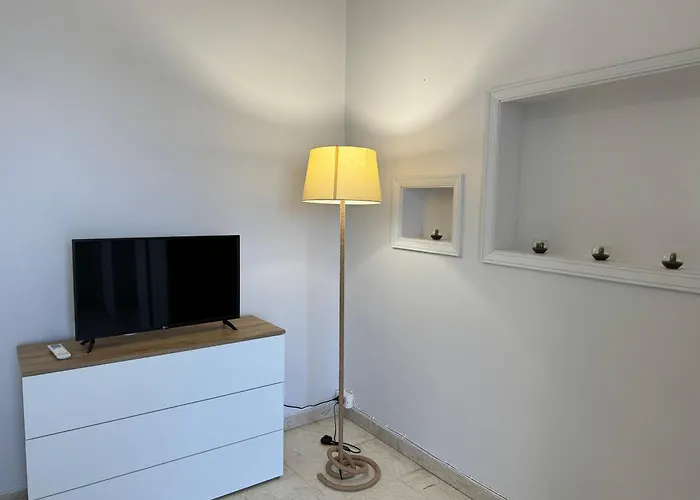 Nicola House דירה